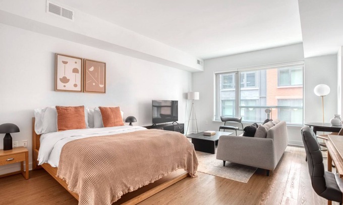 Mount Vernon Triangle Apartamento | Bright Mount Vernon Studio w/ Pool, W/D & Gym, near Metro, by Blueground