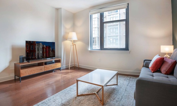 Mount Vernon Triangle Apartamento | Bright Mt. Vernon 1BR w/ Gym, W/D, 2 Pools & Rooftop by Blueground