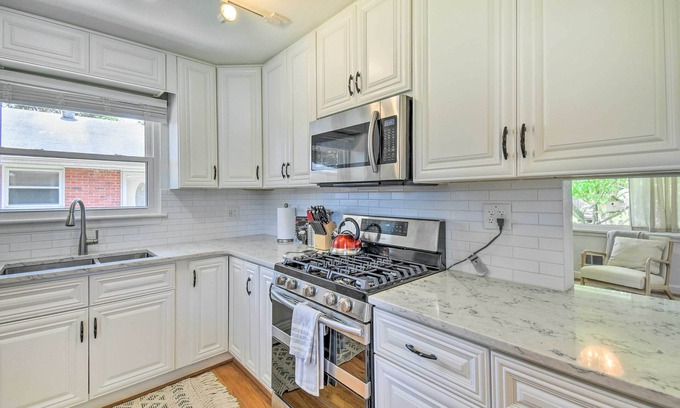 Bayview Casa | Bright Norfolk Home < Half Mi Stroll to Beach