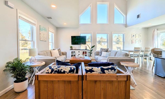 Southold Casa | Bright Oasis in Beautiful North Fork Wine Country