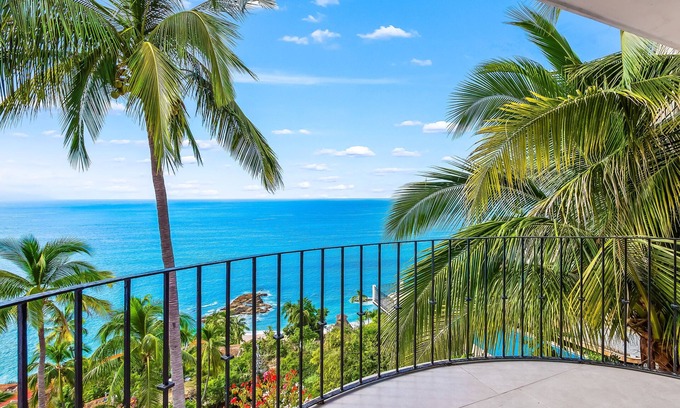 Conchas Chinas Condominio | Bright ocean-view 2-story condo near beach with pool, balcony & full kitchen