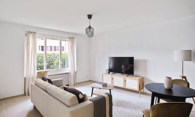 Oerlikon Apartamento | Bright Oerlikon 2.5 Room w/ Storage, 1min to Train Station, by Blueground