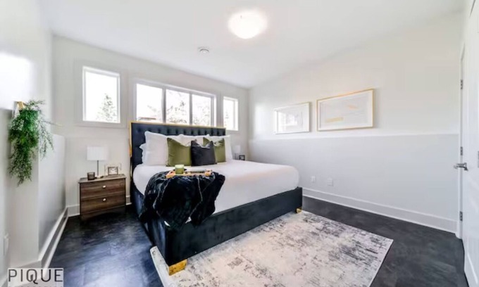 Jasper Place Casa | Bright Open Suite - King Bed - Free Parking - Long Stays