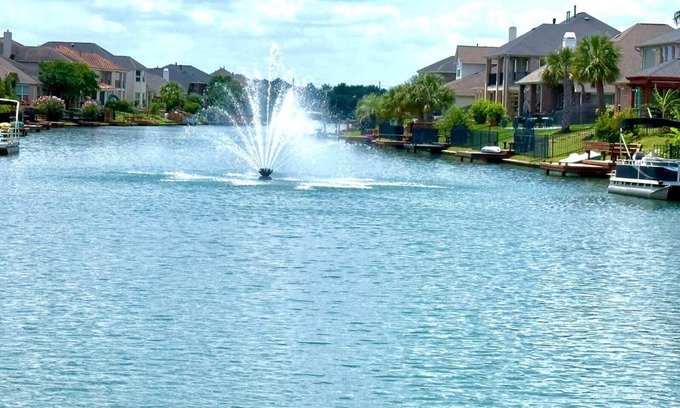 Sydney Harbour Casa | Bright & Peaceful 6BR Waterfront Family Retreat in Cypress
