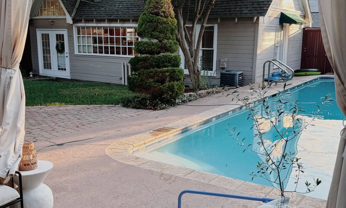 Fort Worth Cabaña | Bright pool house with natural light, 5 min from TCU & the zoo! Great Location!