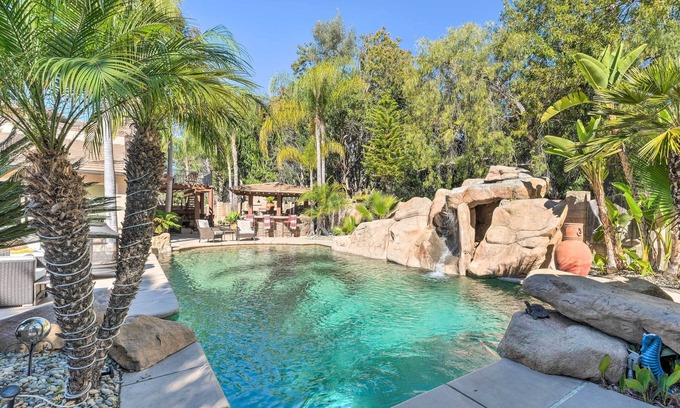 Poway Apartamento | Bright Poway Studio w/ Shared Outdoor Pool!
