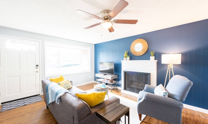 Bull Mountain Apartamento | Luminoso * Privado * Elegante 2BR Flat W / Patio cercado cerca de Washington Square