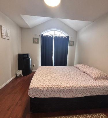 Brampton Casa | Bright Queen Room close to Sheridan College and Airport