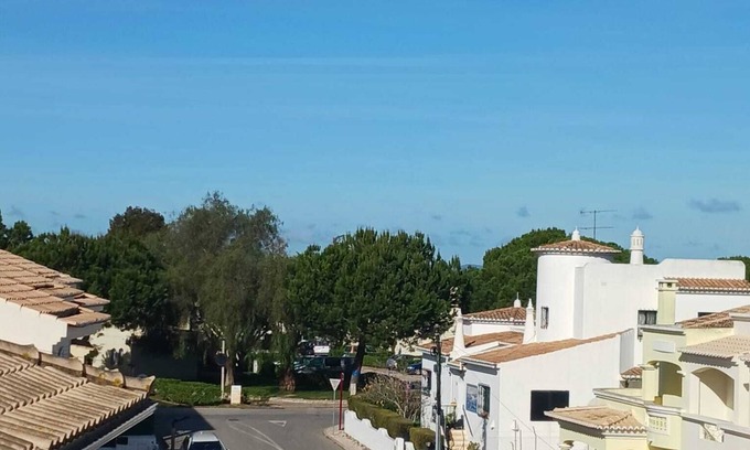 Montes de Alvor Apartamento | Bright, quiet apartment. Close to town center and beaches.