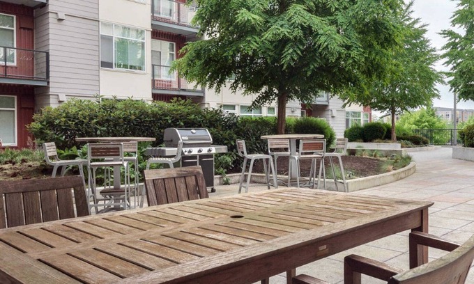 Downtown Apartamento | Bright Redmond 2BR w/ Gym & W/D, near Marymoor Park, by Blueground