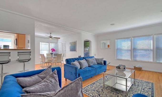 View Park-Windsor Hills Casa | Bright & Serene home centrally located that offers style and natural sunlight!