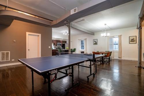 Near South Side Apartamento | Bright South Loop 3BR Escape with PingPong Table and Optional Parking Minutes to Art Institute, Grant Park & McCormick Place Events
