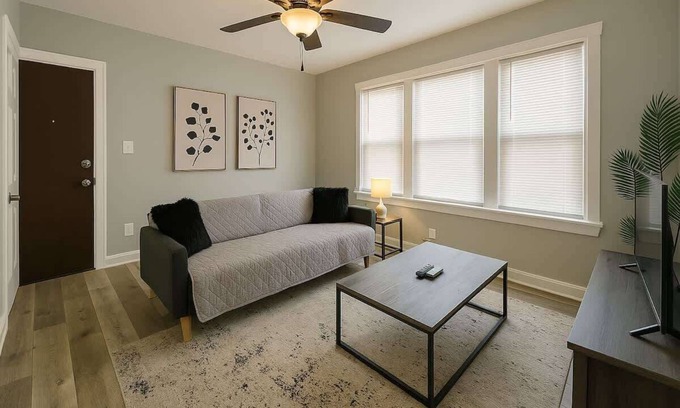 Old Irving Park Apartamento | Bright Spaced 3BR Furnished Stay