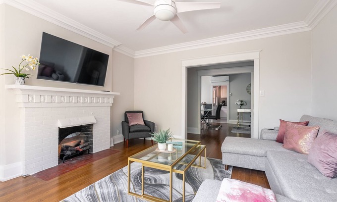 Humewood-Cedarvale Apartamento | Bright & Spacious 2BR Apartment near Casa Loma