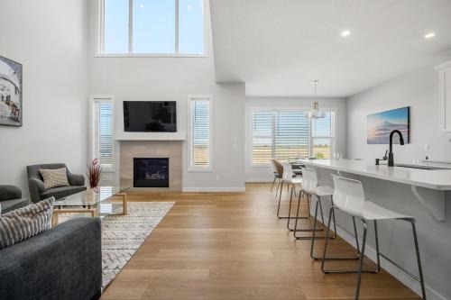 Southeast Calgary Casa | Bright & Spacious 3 Beds Luxury Home in SE Calgary