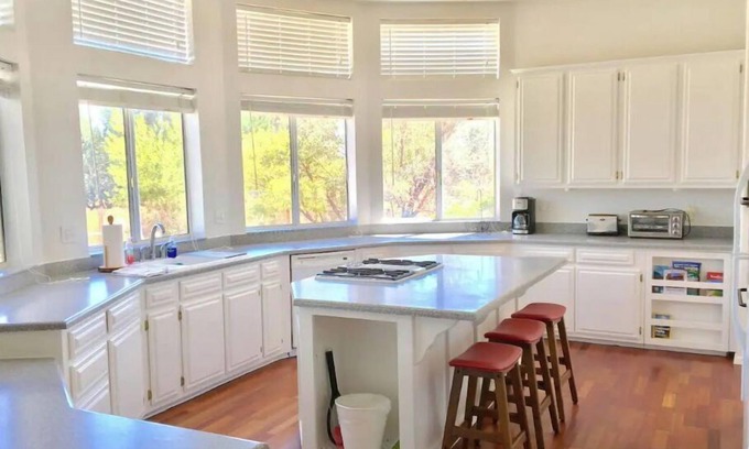 Lone Pine Casa | Bright, Spacious and sparkling clean 3 bed 2 bath