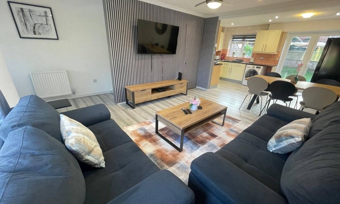Yeading Casa | Bright & Spacious 3Bedroom/1Bathroom with W/C Pet-Friendly House with Garden