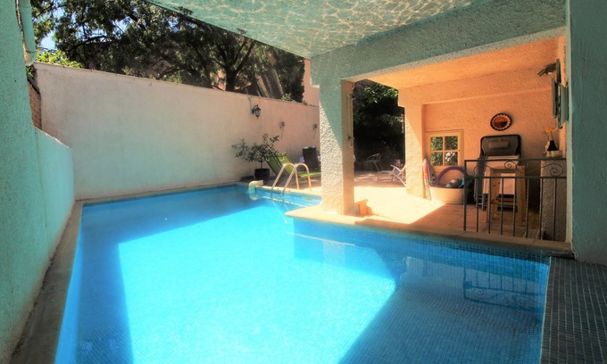 Neffies Apartamento | Albergue luminoso y espacioso con piscina privada climatizada y jardín con patio.