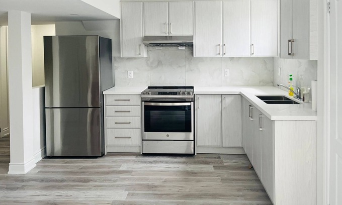 Brampton Apartamento | Bright & Spacious Luxury Suite - A Comfy Getaway