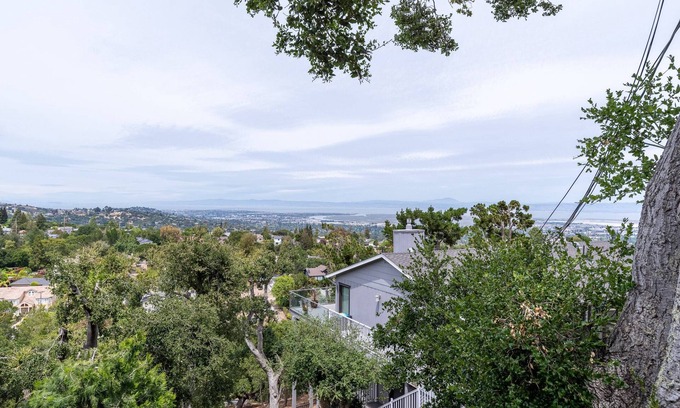 Farm Hills Apartamento | Bright, Spacious Studio, High Ceilings