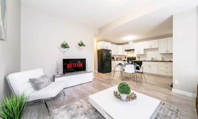 Jasper Place Casa | Bright Spacious Suite - King Bed - Long Stays - WiFi