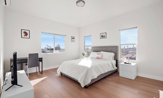 Mira Mesa Casa | Bright & Spacious Upstairs Room in Peaceful Home