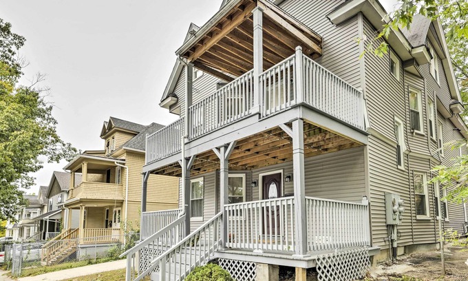 Memorial Square Apartamento | Bright Springfield Apartment w/ 2 Balconies!