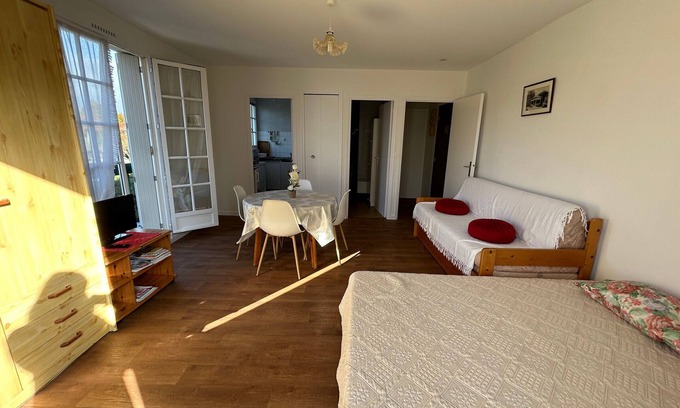 La Roche-Posay Apartamento | Estudio luminoso en el centro con balcón