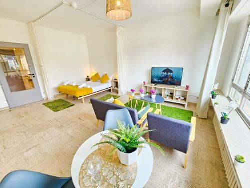 Belair Apartamento | Bright Studio with outdoor balcony