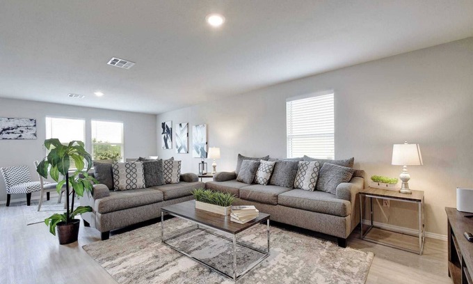 Southside Casa | Bright & Stylish 4BR Home, Family-Friendly, Near River Walk & Mins to DT #41399