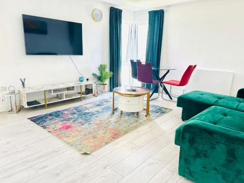 Chatham Casa | Bright & Stylish en-suite bedroom suitable for singles, couples, and families in a 2bed apartment