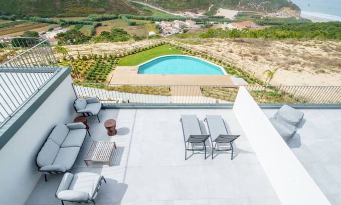 Caparica Apartamento | Bright & Stylish Retreat by the Sea Near Ericeira
