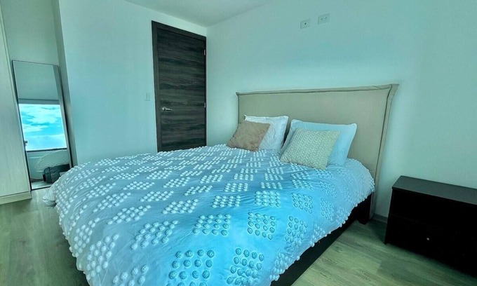 Miraflores Apartamento | Bright Suite for Couples in La Mariscal with Gym and Terrace.