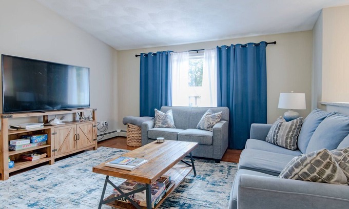Narragansett Casa | Bright & Sunny Two level home, sleeps 10 w/ association beach