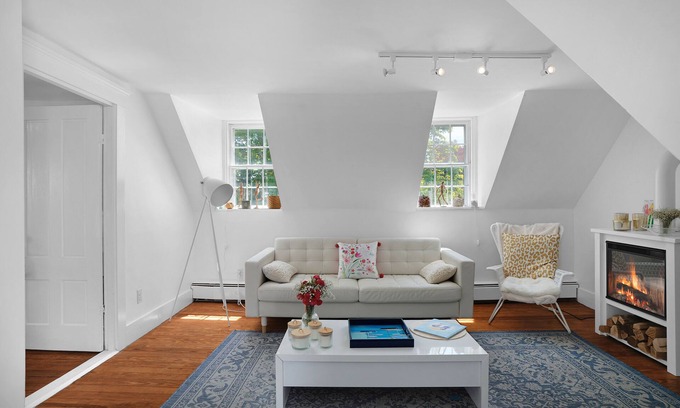 Provincetown Condominio | Bright Top Floor 2BR/1BA Condo Steps from Commercial Street - Sleeps 4