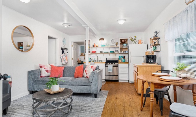 Albany Cabaña | Bright & Trendy Cottage Close to Downtown Albany & Near OSU, Sleeps 4