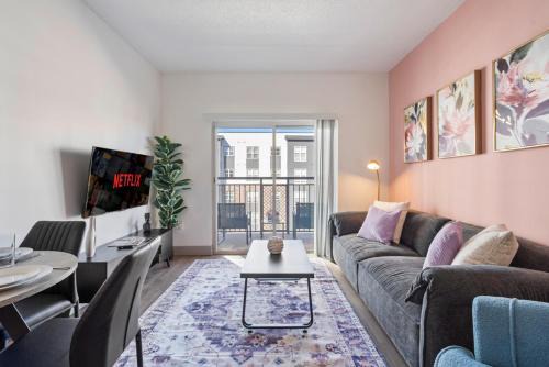 Charlotte Center City Apartamento | Bright Uptown Bliss - Free Parking, Walkable, Views
