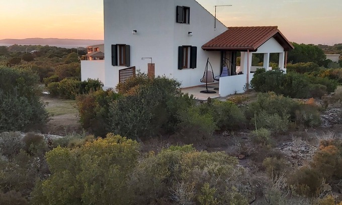Calasetta Casa | Villa brillante en un oasis verde con vista al mar