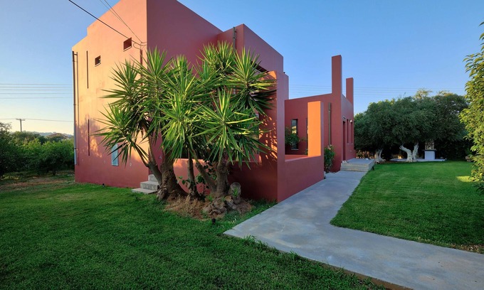 Souda Villa | Villa luminosa rodeada de naranjos