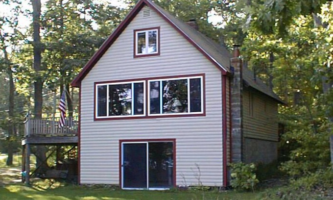 Raymond Chalet De Esquí | Bright waterfront home with beautiful views of Little Sebago Lake!