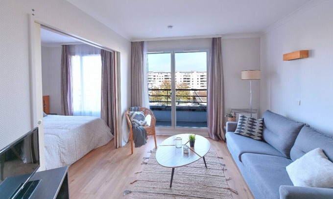 Combat Apartamento | Bright with balcony at Buttes Chaumont