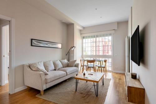 Prosperidad Apartamento | Bright with views - 2Bd 1Bth- Av América