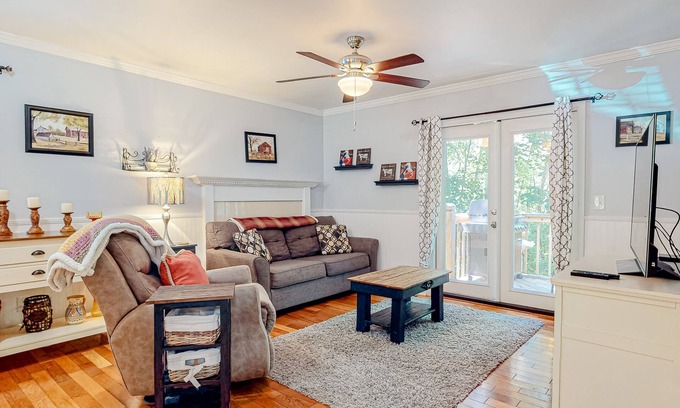 Sautee Nacoochee Cabina | Bright woodland home with deck & firepit - near activities & vineyards -1 dog OK