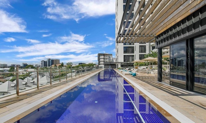 Spring Hill Apartamento | Brightly Boutique A CBD Resort style Escape