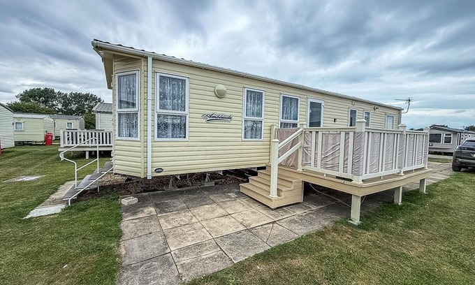 Louth Casa | Brilliant 6 berth caravan for hire at Sunnydale Park in Skegness ref 35076AF