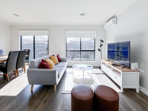 Berwick Casa | Brilliant Berwick Home Smart TV Garage Parking