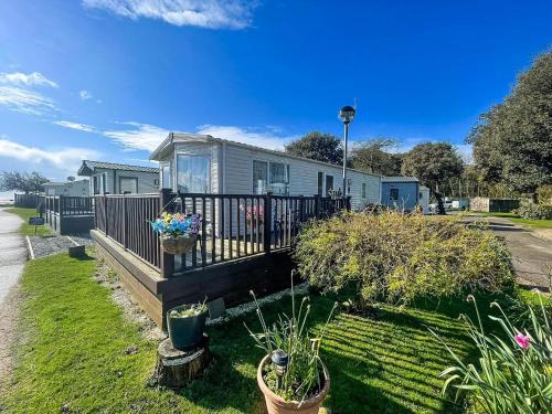 Corton Otro | Brilliant Caravan With A Partial Sea View In Suffolk Ref 32026Az