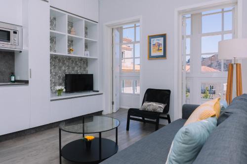 Casco Vello Apartamento | Brillo desde la ventana en Vigo by CABANA Rentals