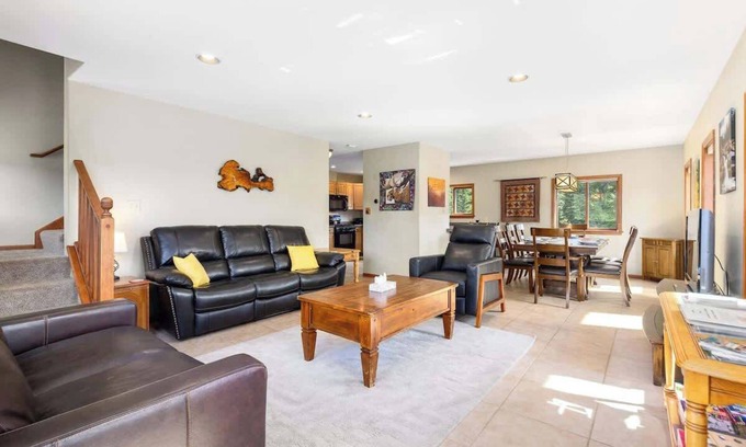 Quandary Village Cabina | Bring Fido! Private Retreat with Hot Tub & Views
