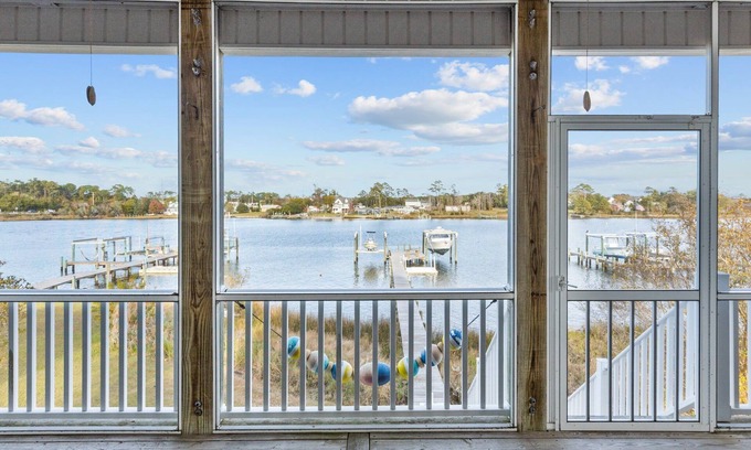 Newport Casa | BRING THE BOAT ! GORGEOUS PET FRIENDLY HOME ON THE SOUND